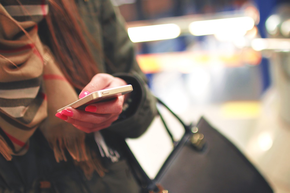 Come stalkerare un ragazzo che ti piace? Le 8 cose che le donne fanno di nascosto