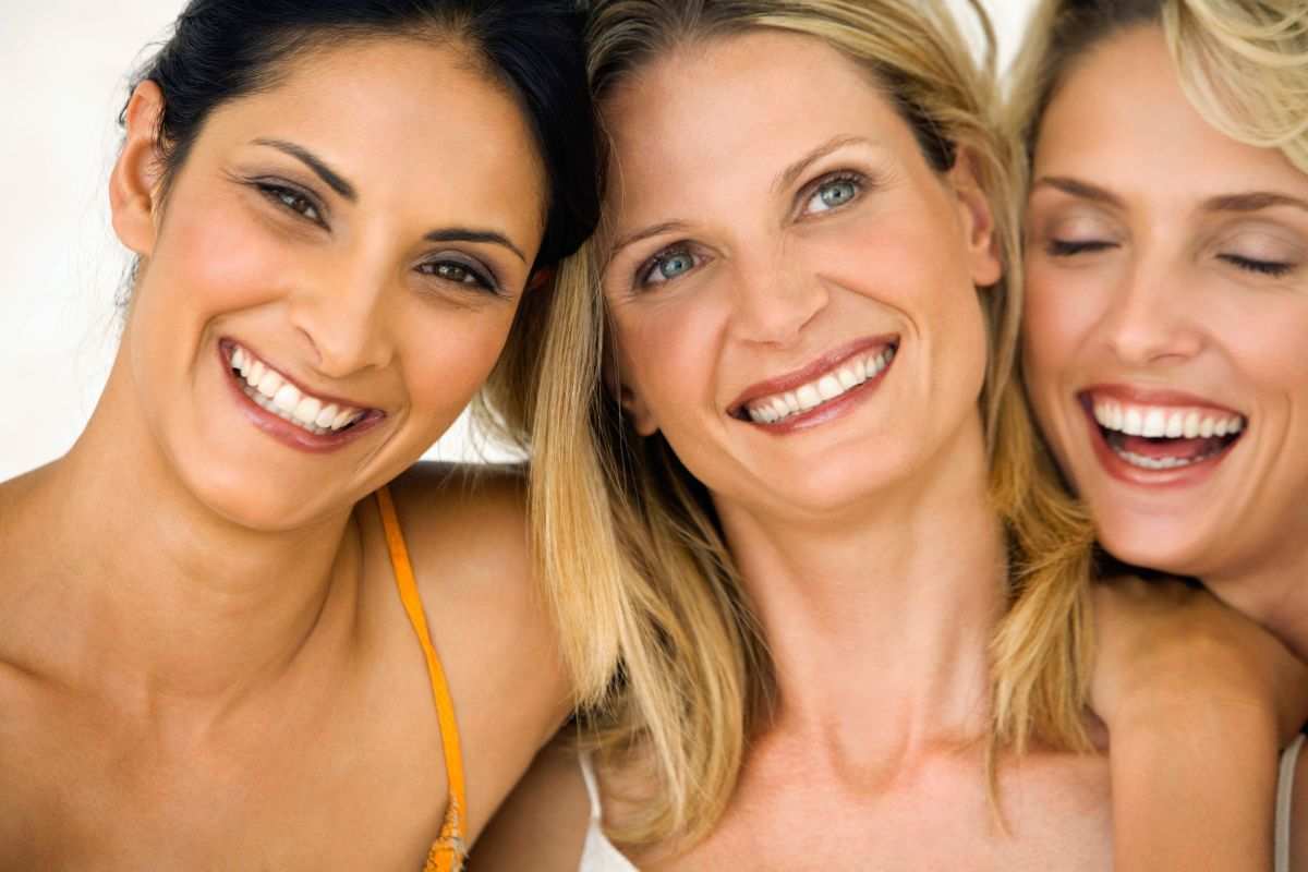 donne in posa che sorridono