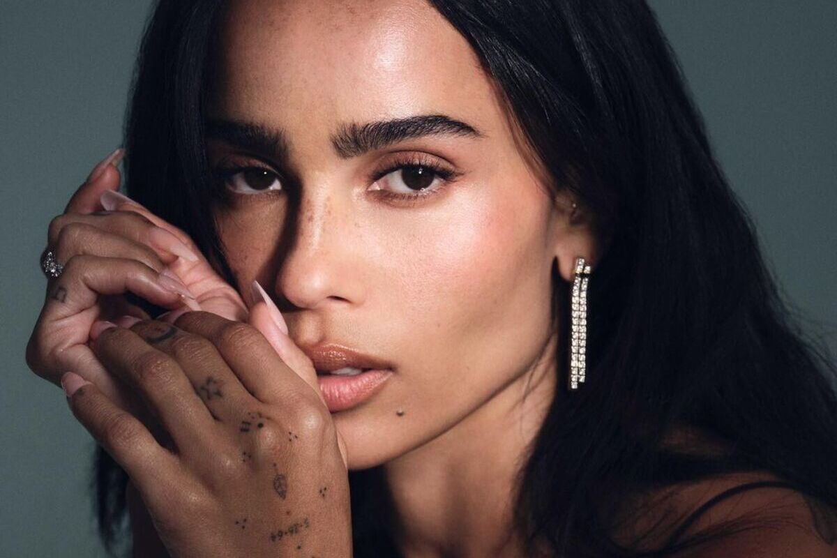 Scatto di Zoe Isabella Kravitz con make-up viso luminoso e perfezionato