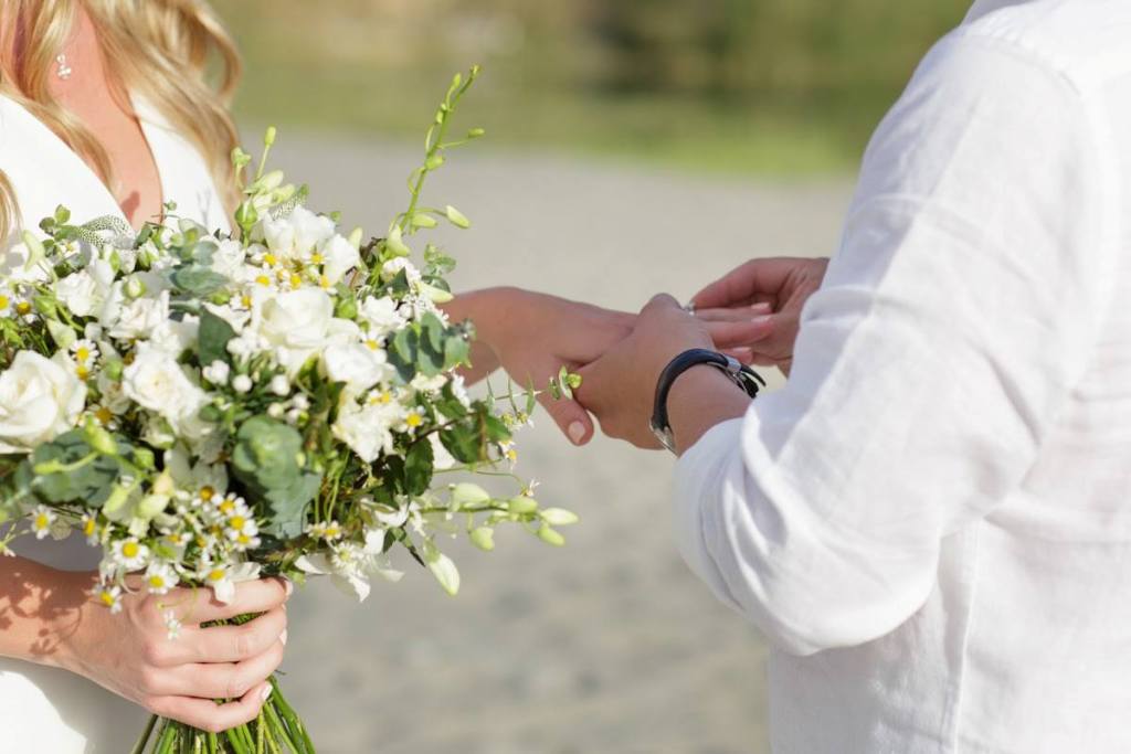 Matrimonio simbolico: cos’è, come funziona, i riti e i testi più belli da leggere