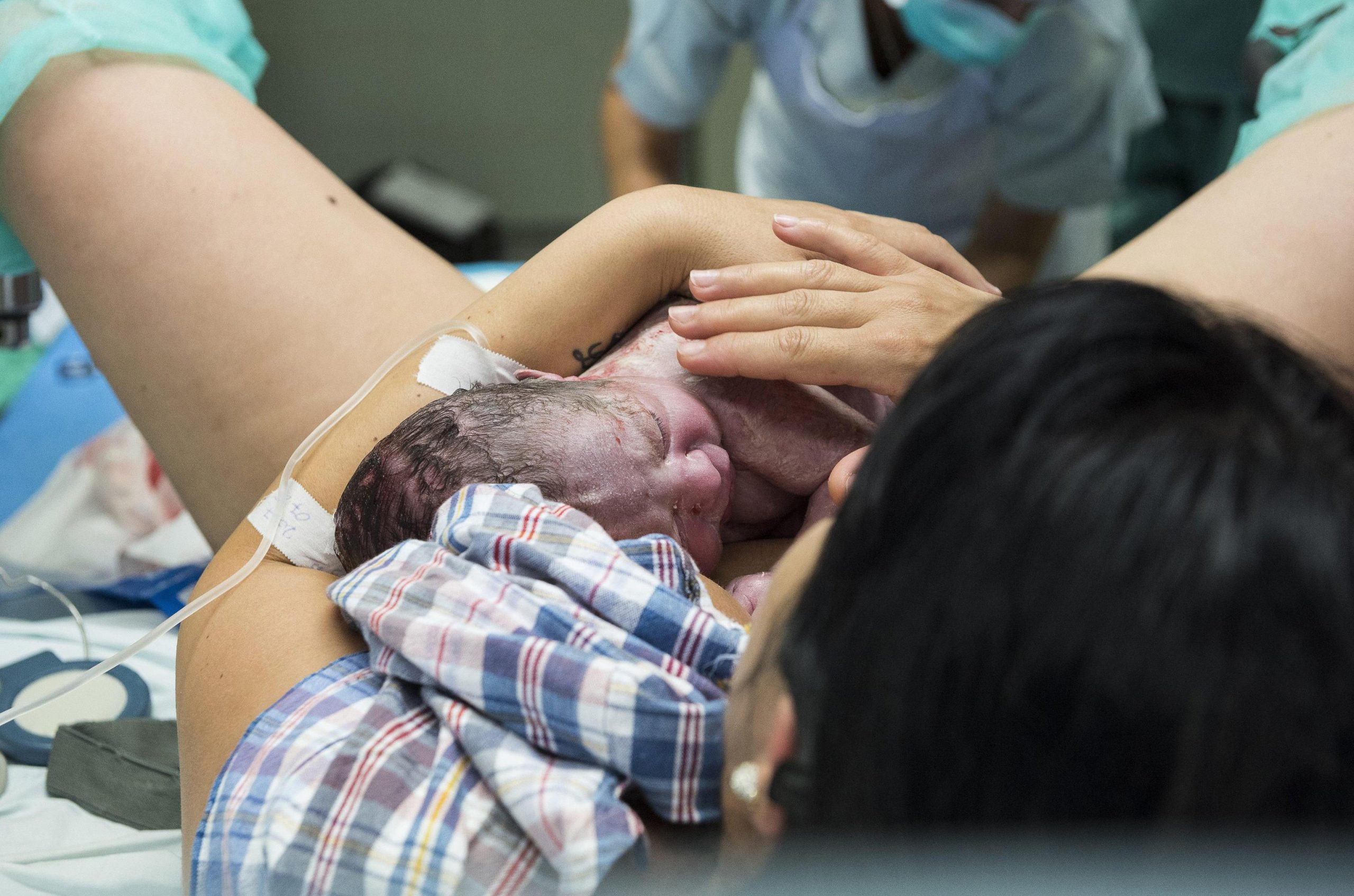 Lotus Birth, mamma rifiuta il taglio del cordone ombelicale: i medici chiamano la procura