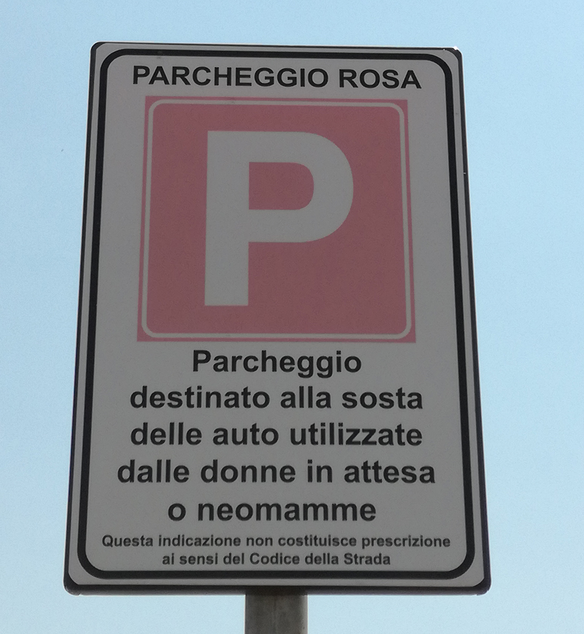 Parcheggi rosa per donne etero e italiane: dopo la bufera il dietrofront del sindaco di Pontida