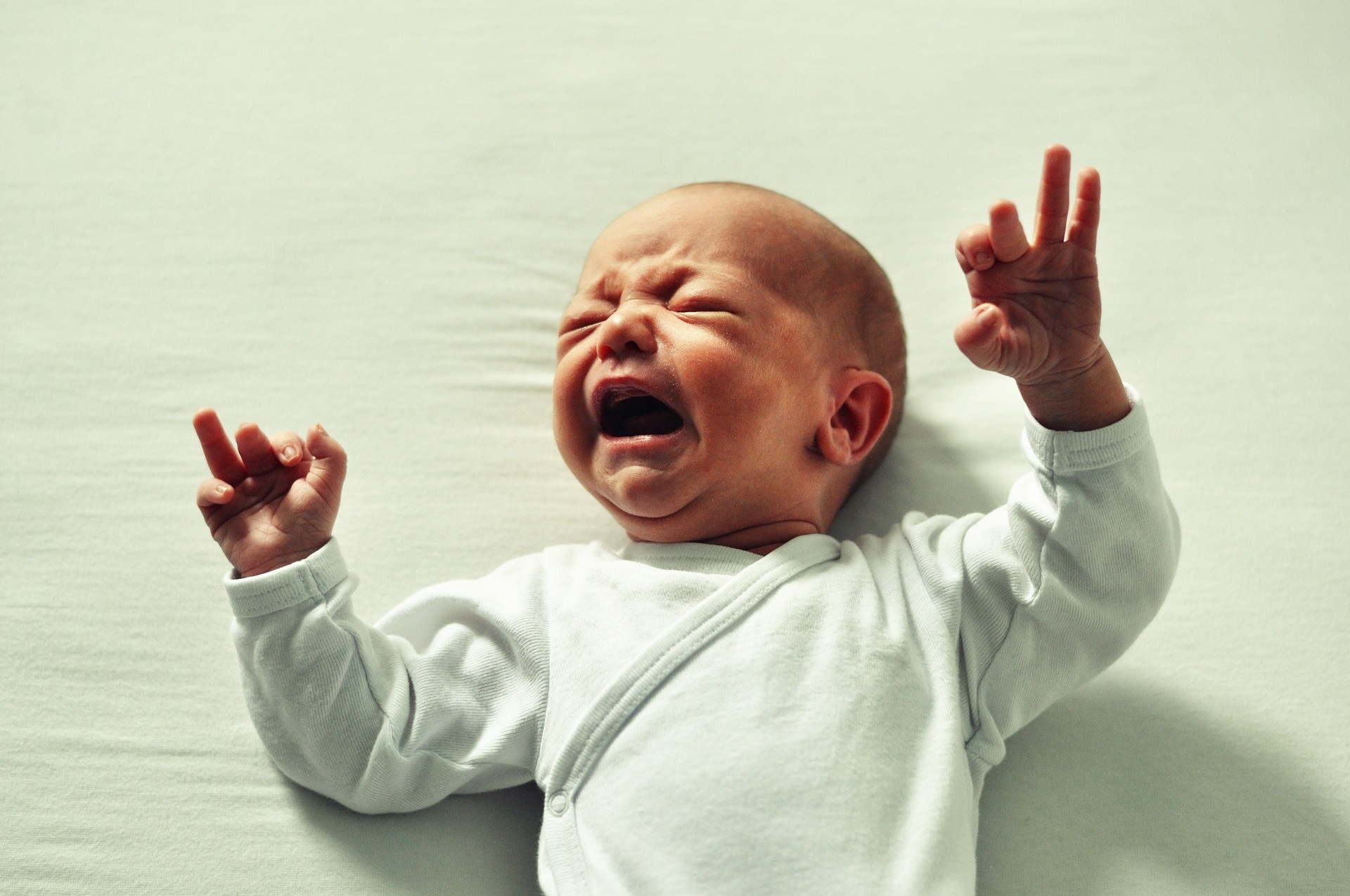 Stitichezza nel neonato: cause e rimedi con allattamento al seno, artificiale e misto