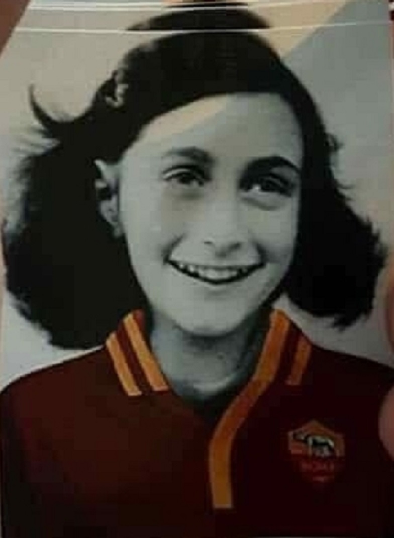 Anna Frank con la maglia della Roma: le foto antisemite degli ultrà della Lazio