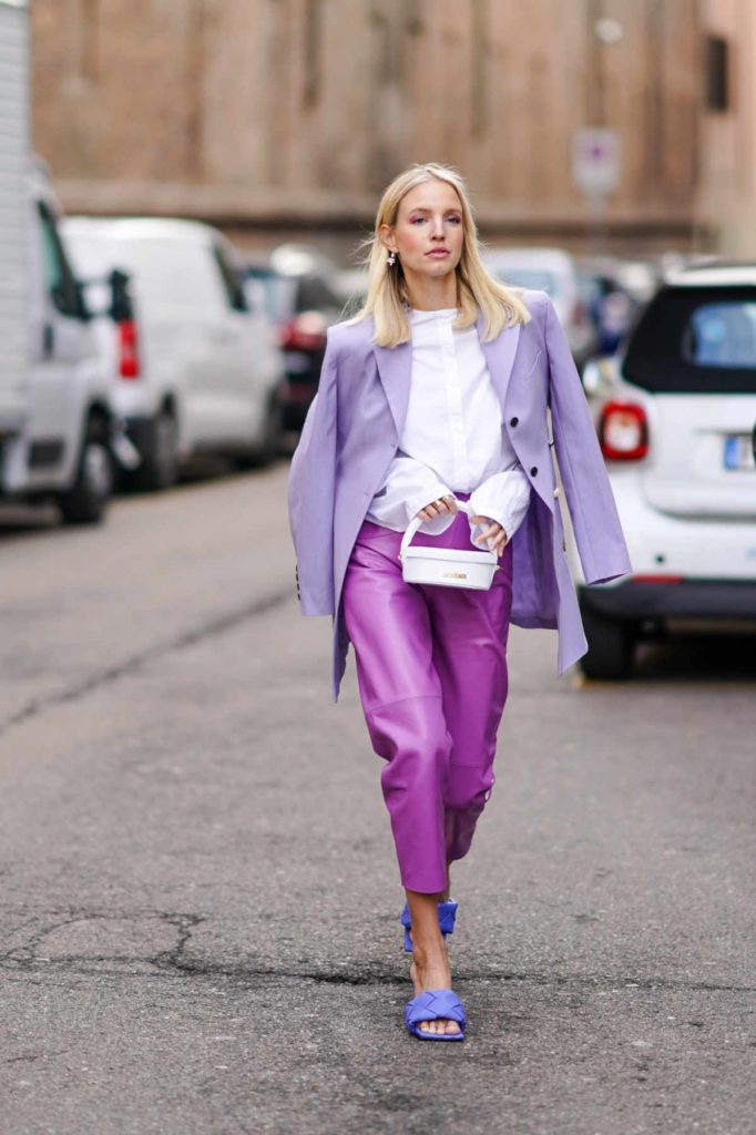 giacca lilla pantaloni in pelle viola