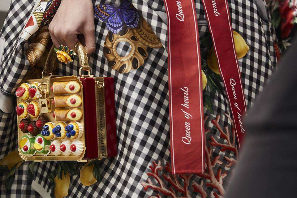 Borsa decorata con pasticcini Dolce Gabbana