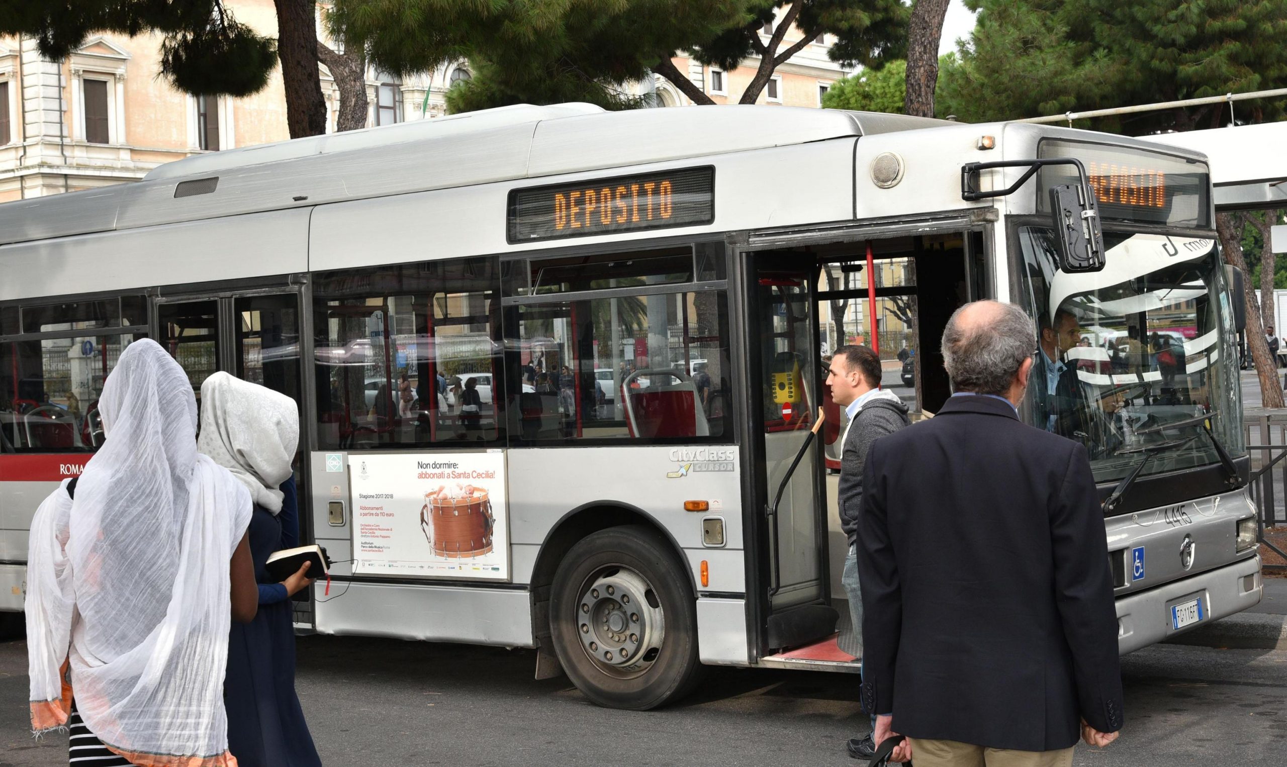Treviso, autista aggredita sull’autobus: salva grazie allo spray al peperoncino