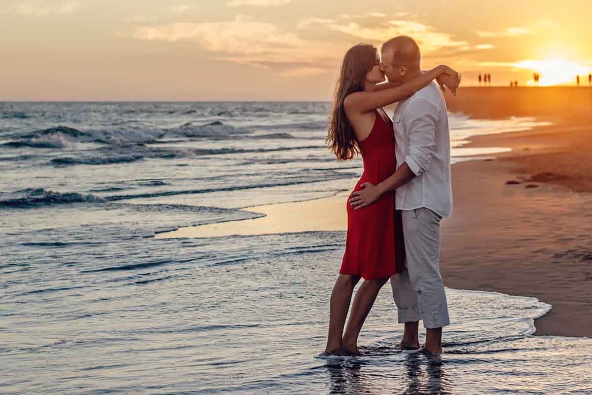coppia che si bacia al mare
