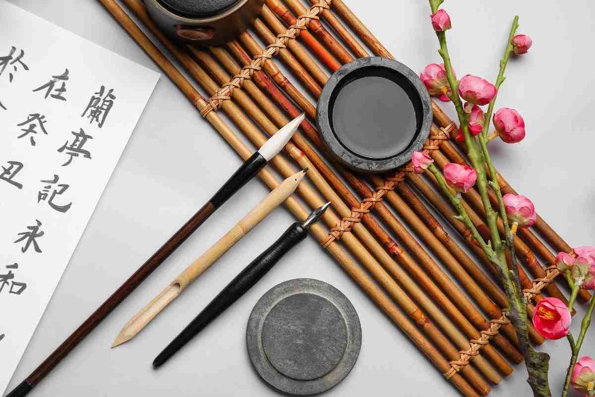 accessori per scrivere e fiori