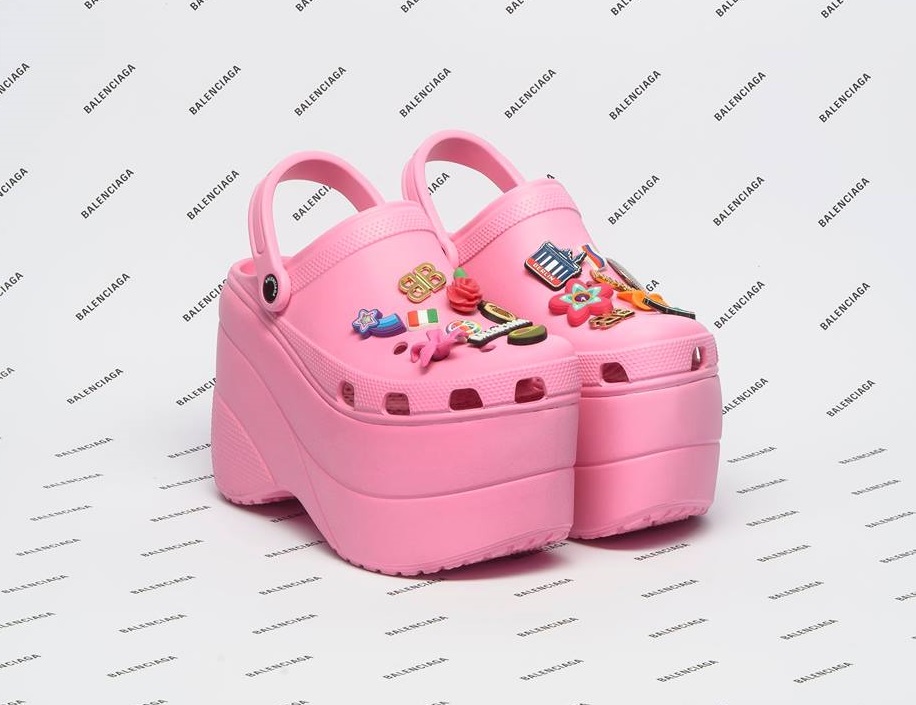 Crocs e Balenciaga lanciano le ciabatte con plateau (di gomma)