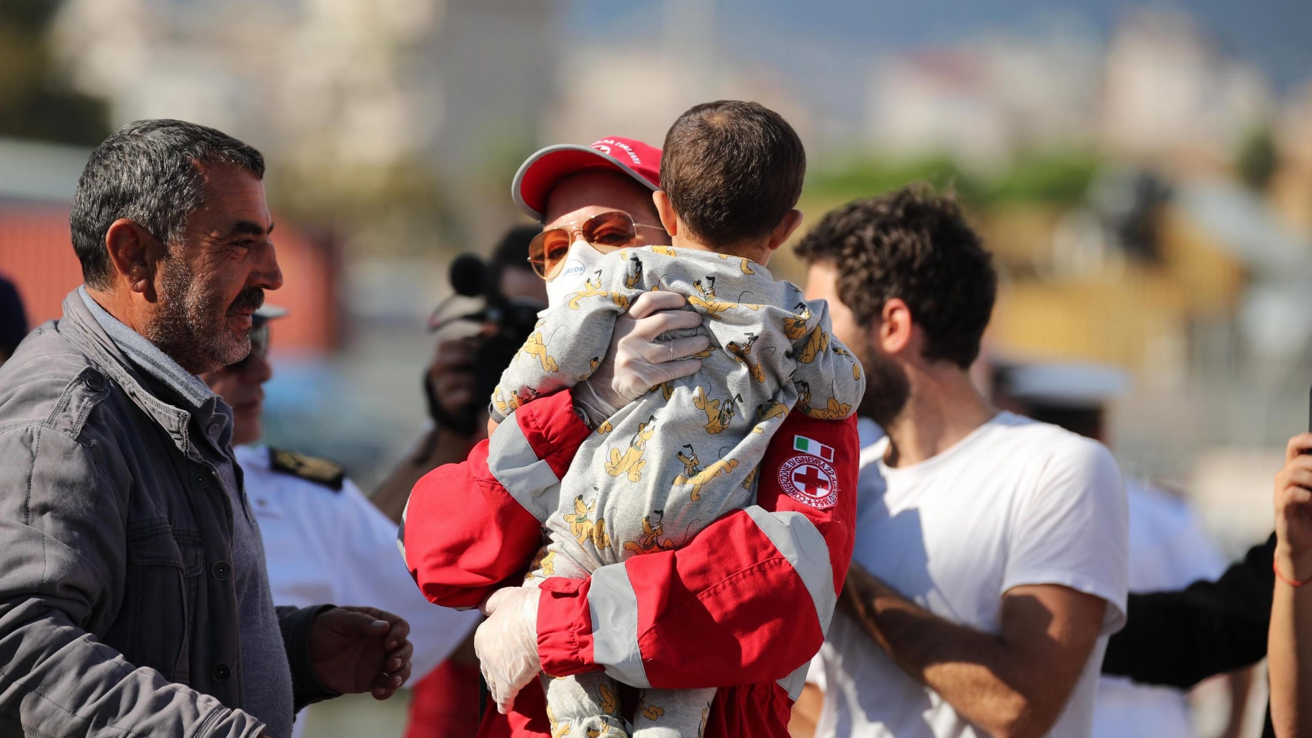 Palermo, è arrivata Aquarius, la nave dei bambini: record di minori a bordo, sono 241