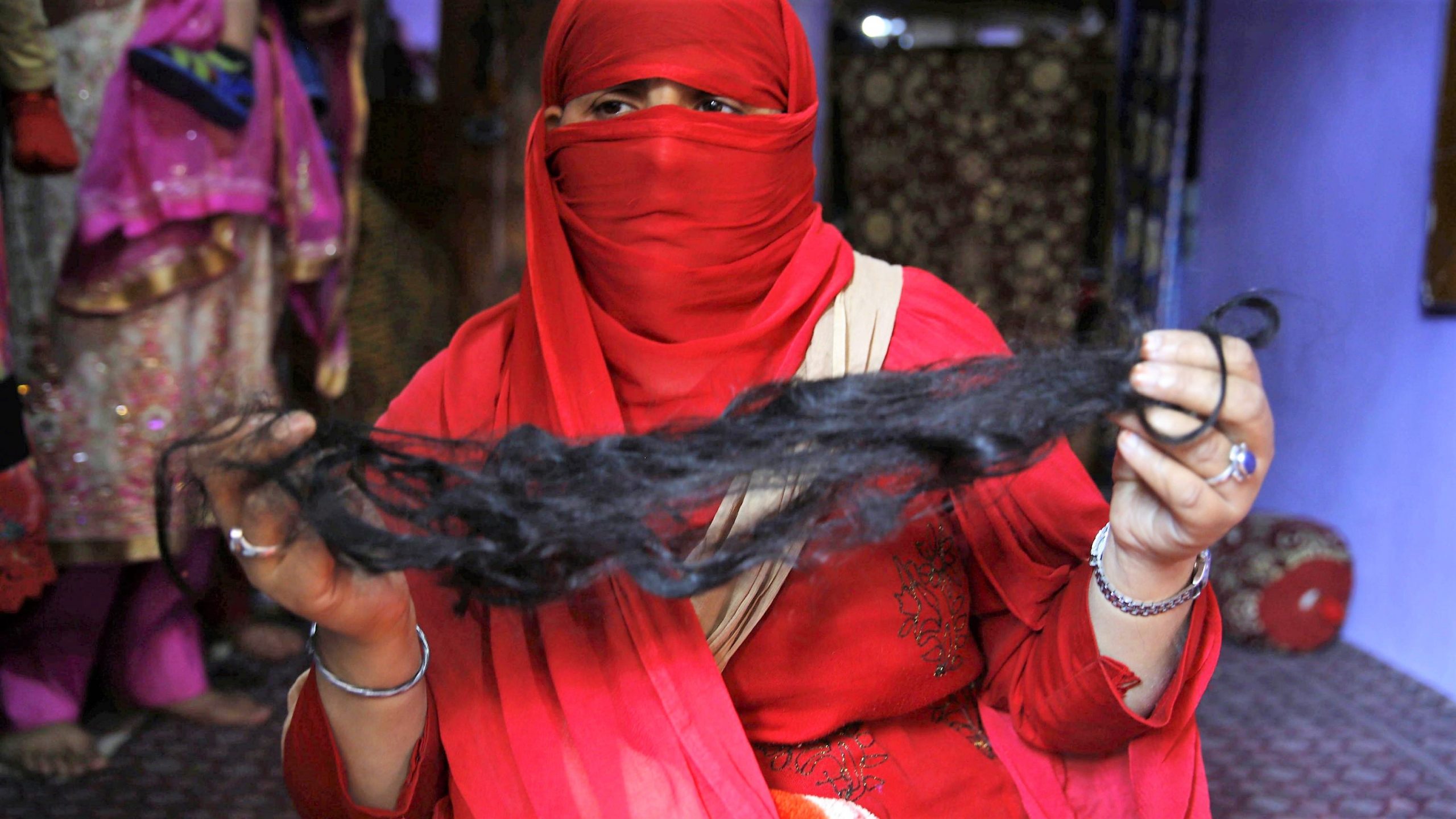 India, oltre 200 donne vittime della gang dei “taglia-trecce”
