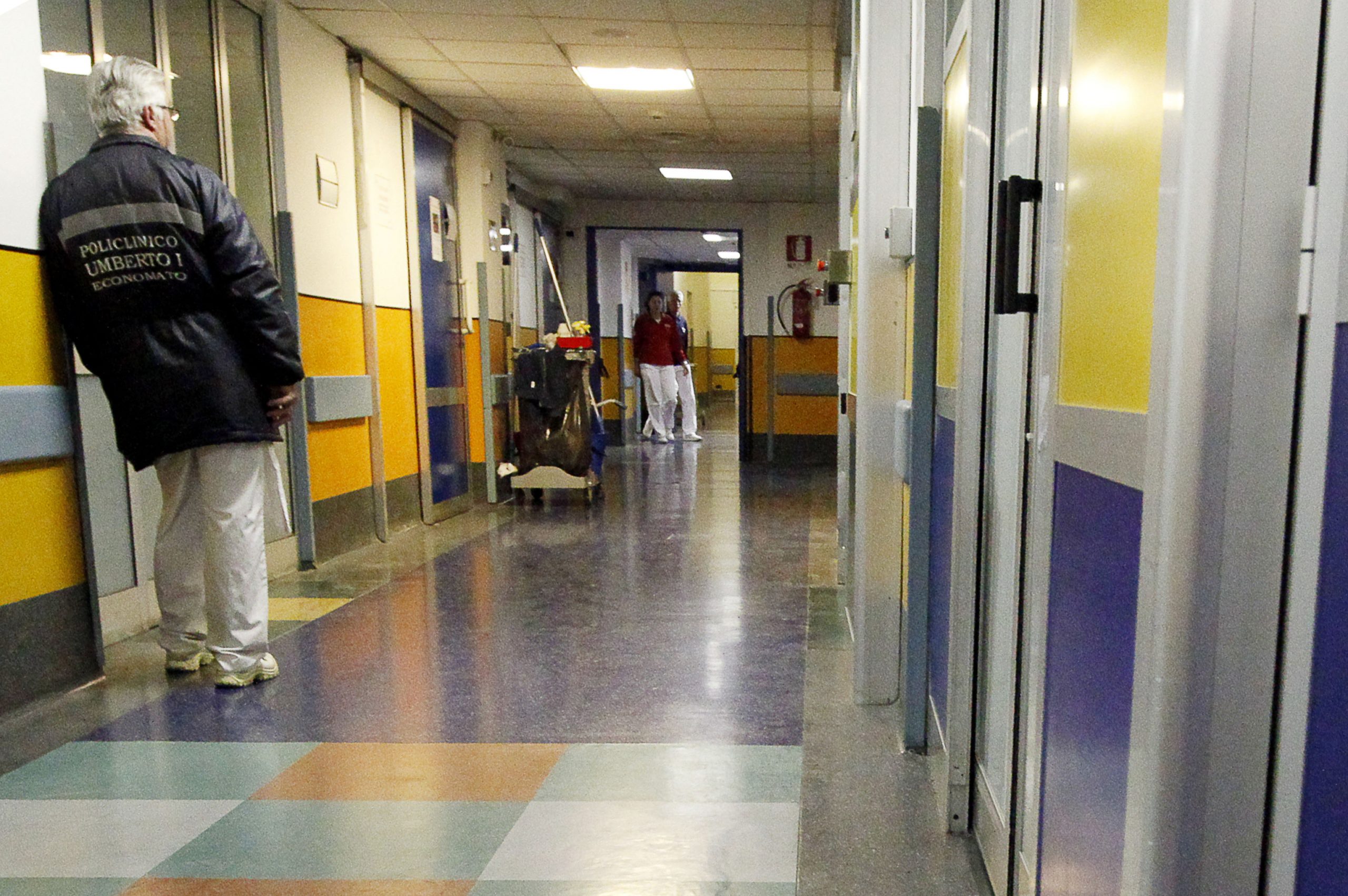 Roma, si finge medico e molesta una donna in ospedale: arrestato 25enne