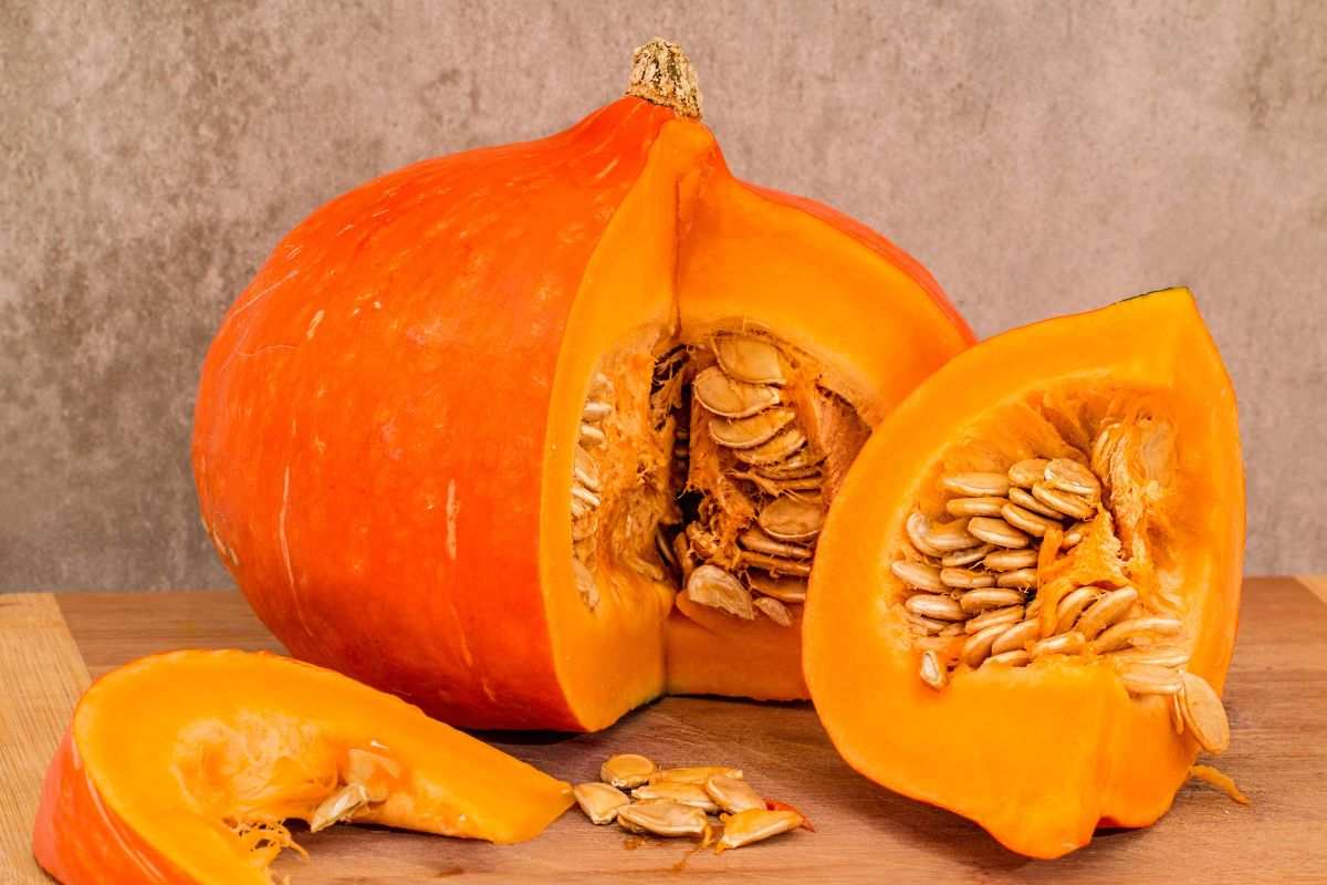zucca tagliata su tagliere