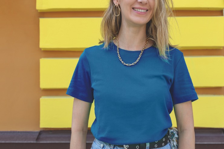 ragazza con t-shirt blu e collana oro
