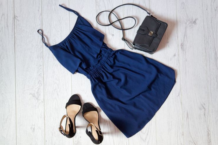 vestito blu notte con accessori neri