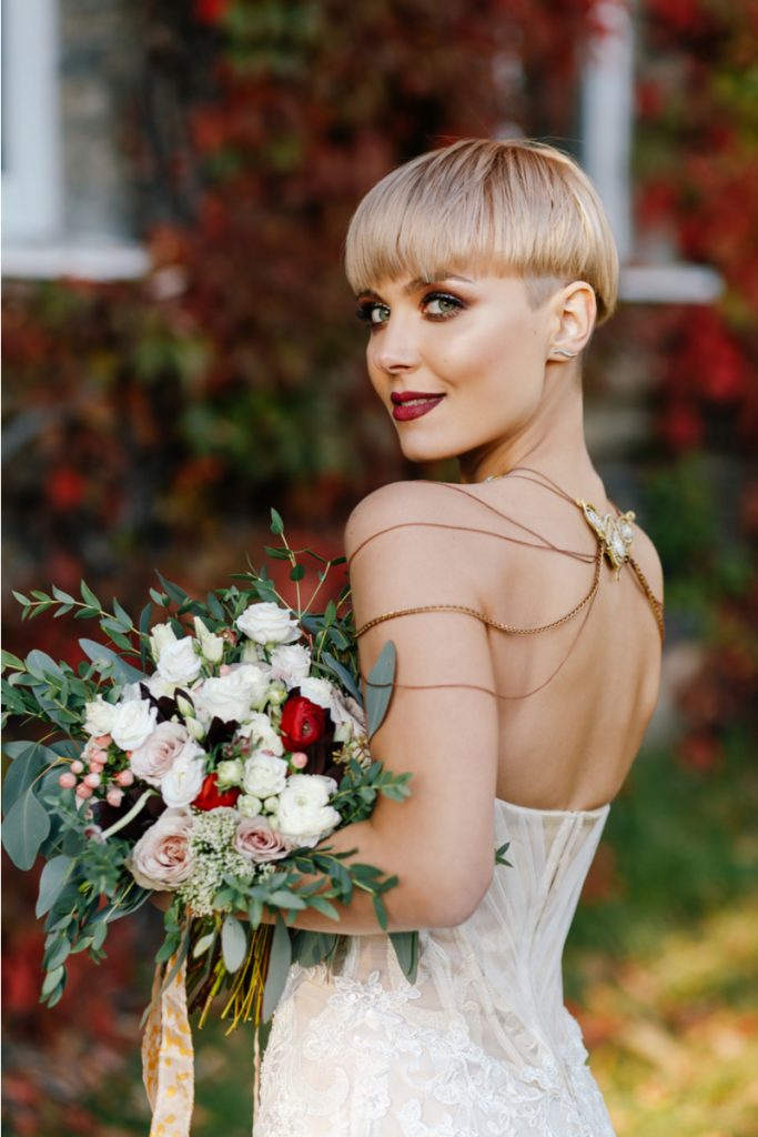 sposa con capelli corti e lisci