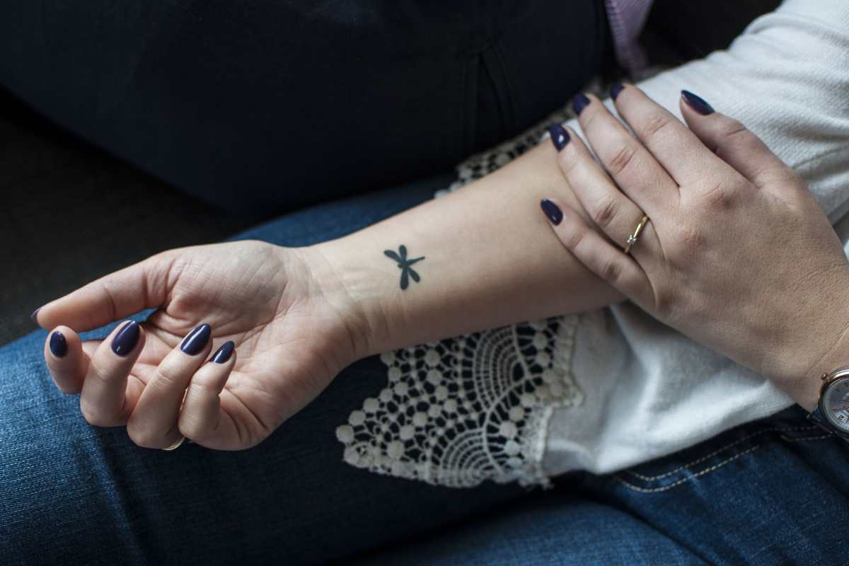 braccio tatuato mostrato da una donna