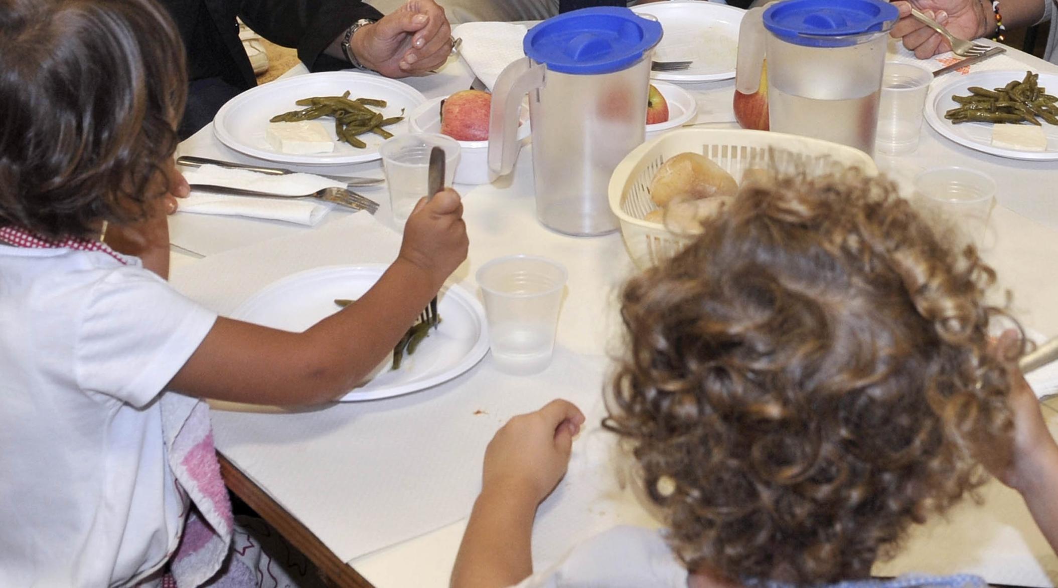 Montevarchi, pane e olio in mensa per i bambini “morosi”