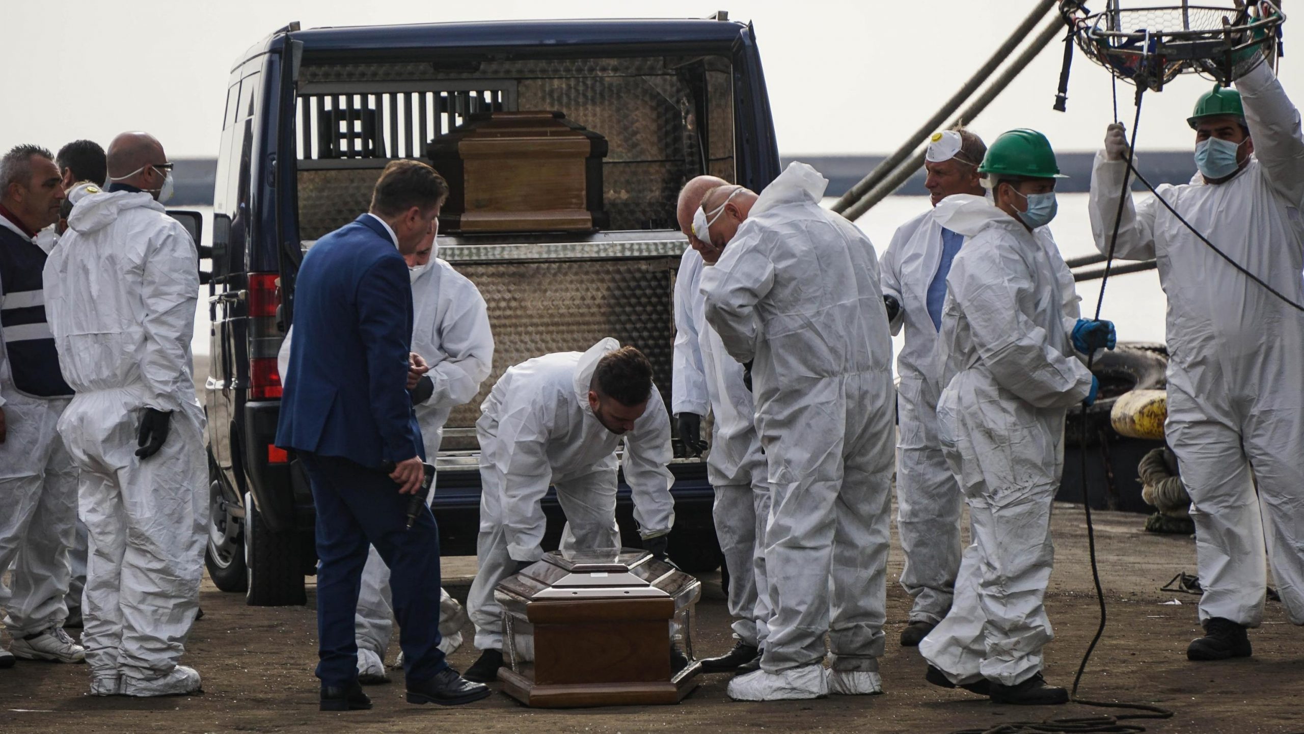 Salerno, sbarco di migranti: a bordo della nave 26 donne morte