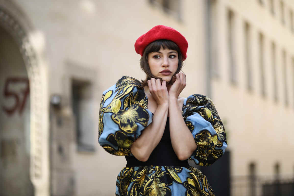 Donna con un cappello alla francese rosso