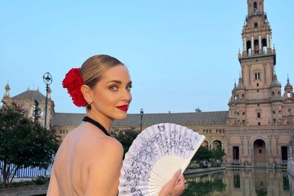 Chiara Ferragni a Siviglia con chignon basso e fiori