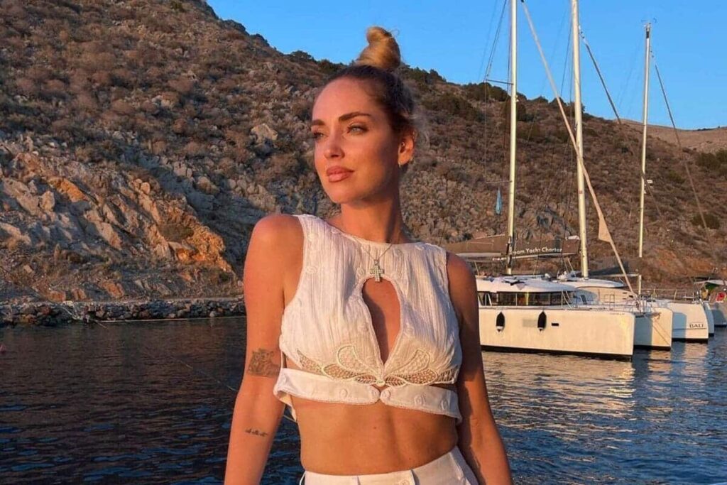 Chiara Ferragni in barca con chignon alto