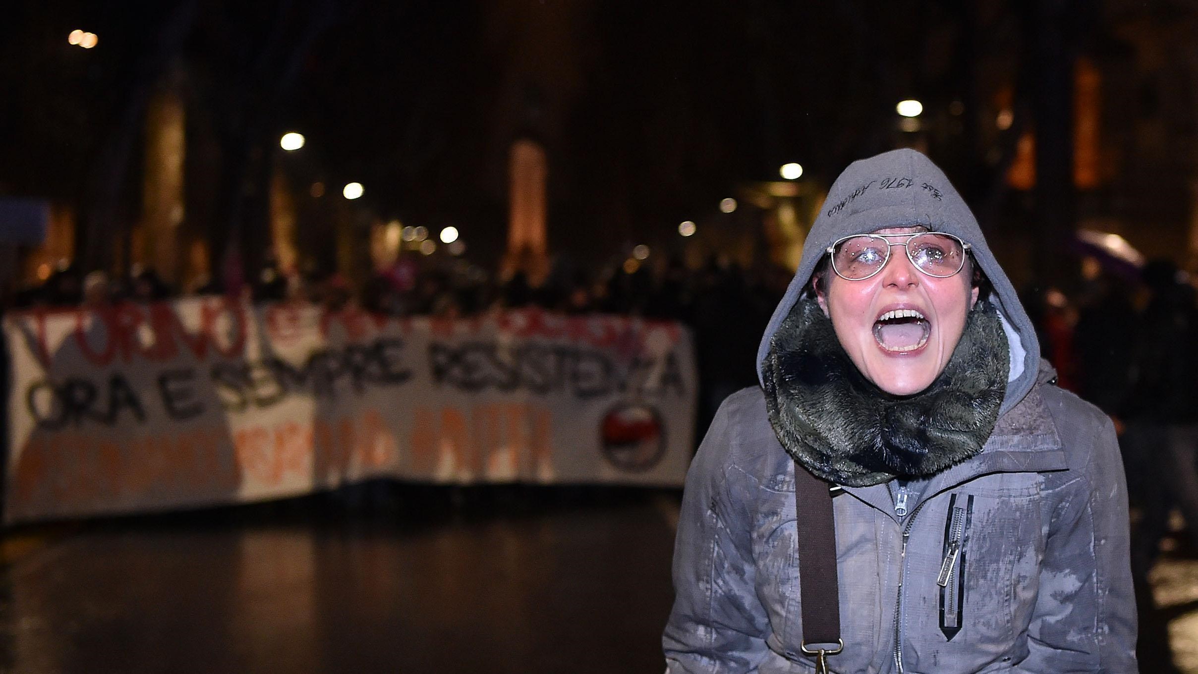 Lettera alla prof di Torino dalla figlia di un agente: “Ogni volta che mio padre si allaccia gli anfibi ho davvero paura che qualcuno lo faccia morire”