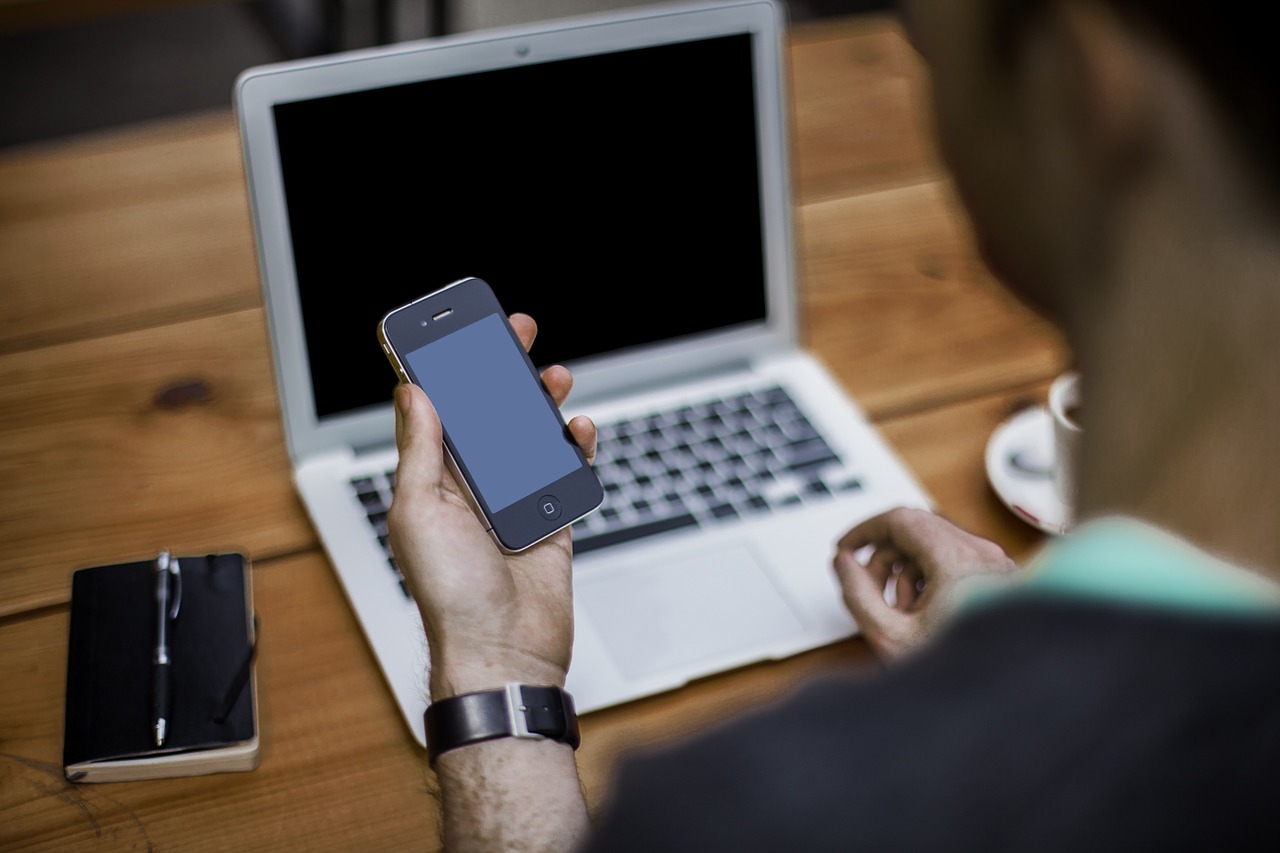 Conosce una donna in chat ma scopre che è un uomo durante un rapporto: immediata la denuncia