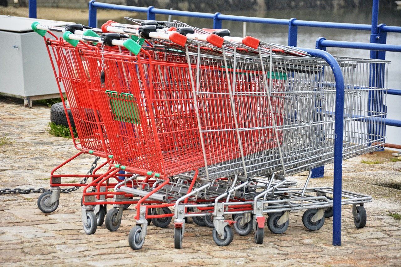 Lascia la figlia in macchina per andare al supermercato: mamma accusata di abbandono di minore