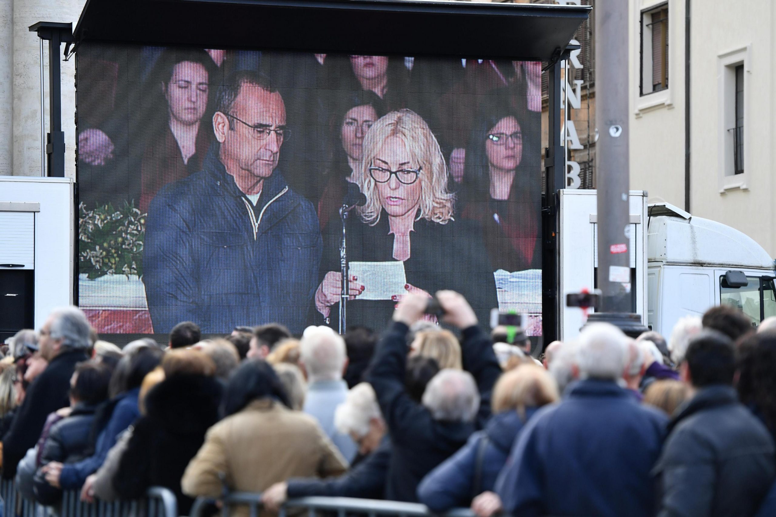 La dedica di Carlo Conti e Antonella Clerici al funerale di Frizzi