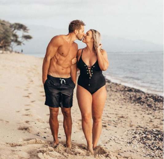 Modella curvy criticata per aver sposato ‘Mr Addominali’: ‘Sono molto più che il mio corpo’