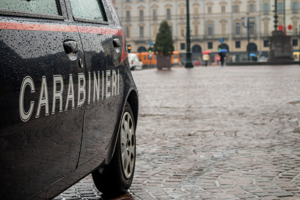 Spara alla moglie per strada e si costituisce: donna morta