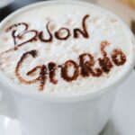 tazza di cappuccino con scritta "buongiorno"