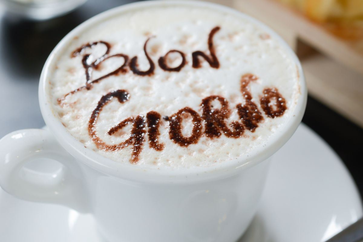 tazza di cappuccino con scritta "buongiorno"