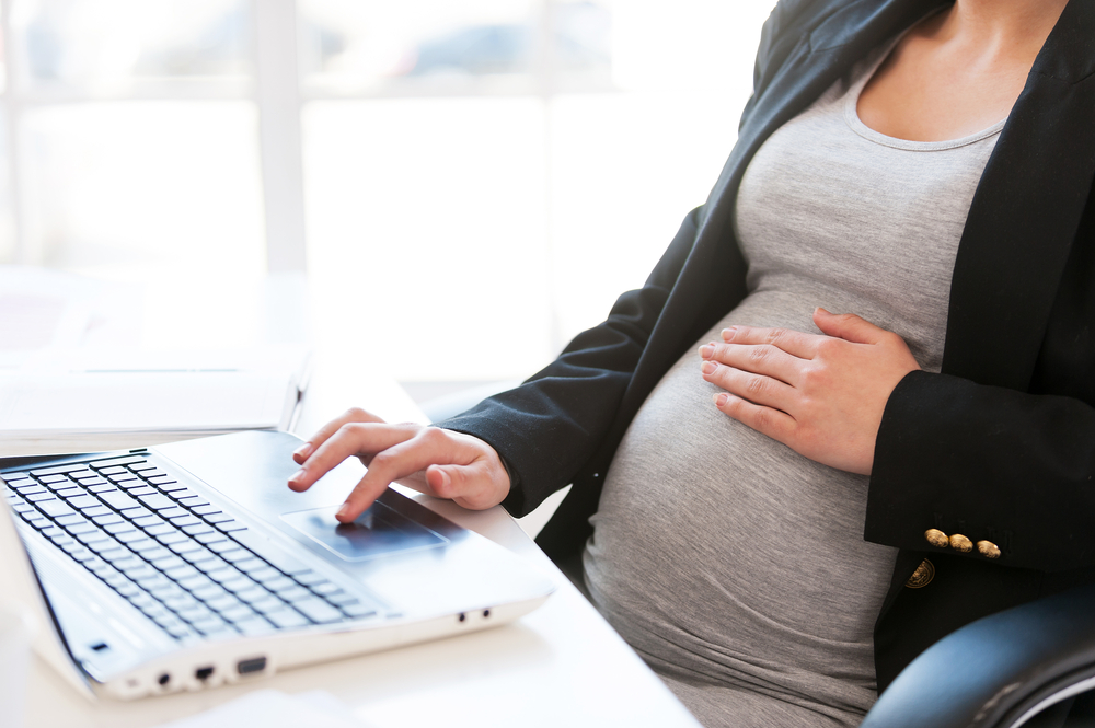 Lavoratrice incinta: l’azienda la assume a tempo indeterminato