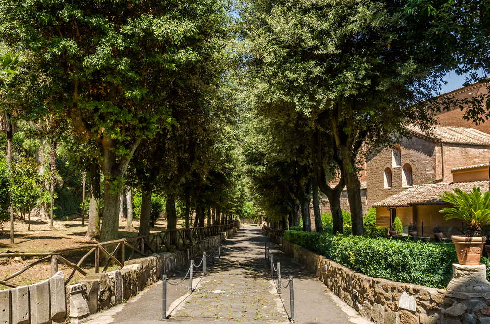 Roma, ritrovato cadavere di una donna carbonizzata in un parco