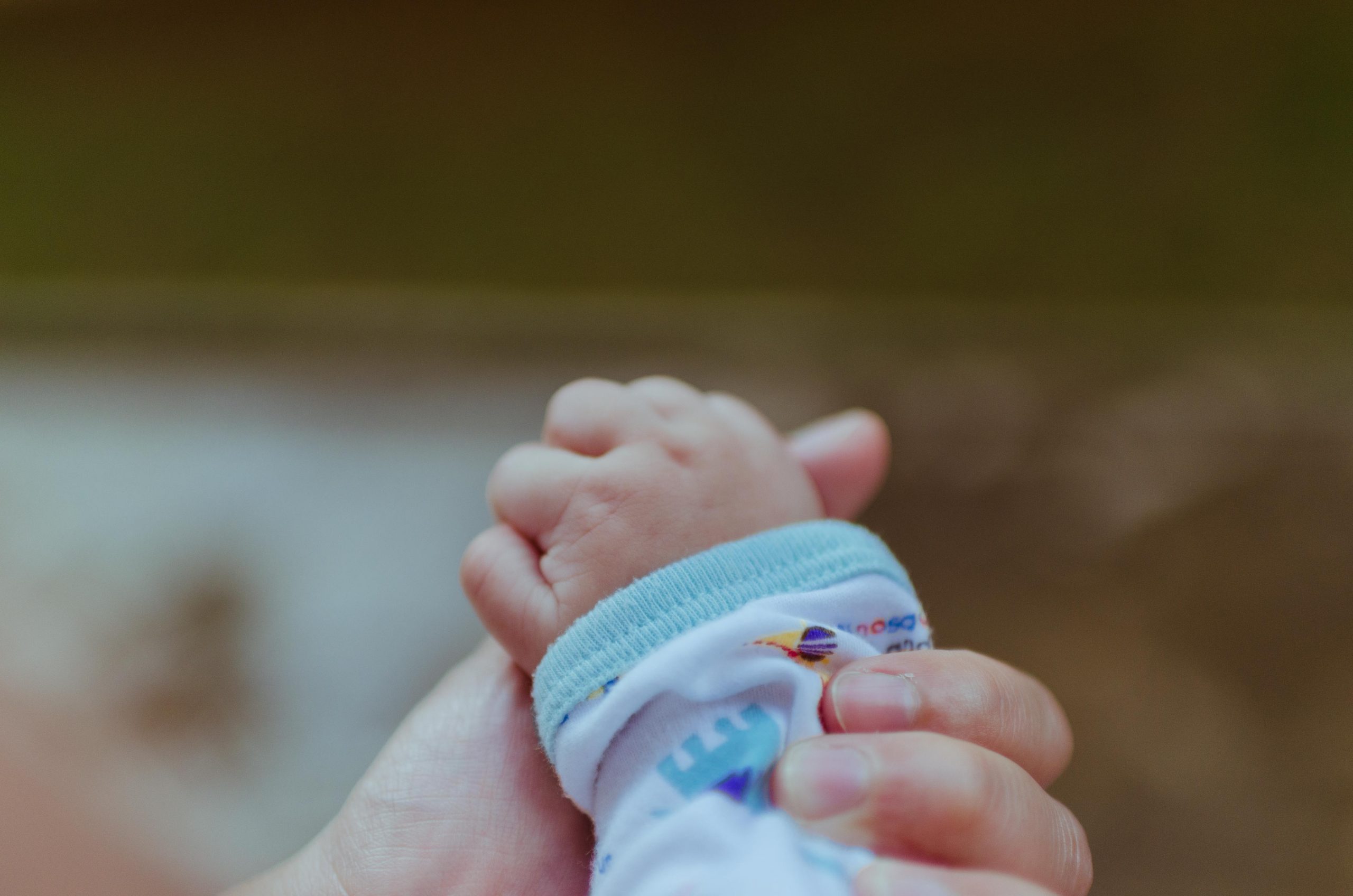 Papà fa nascere bambino guidato al telefono dal 118: piccolo e mamma stanno bene