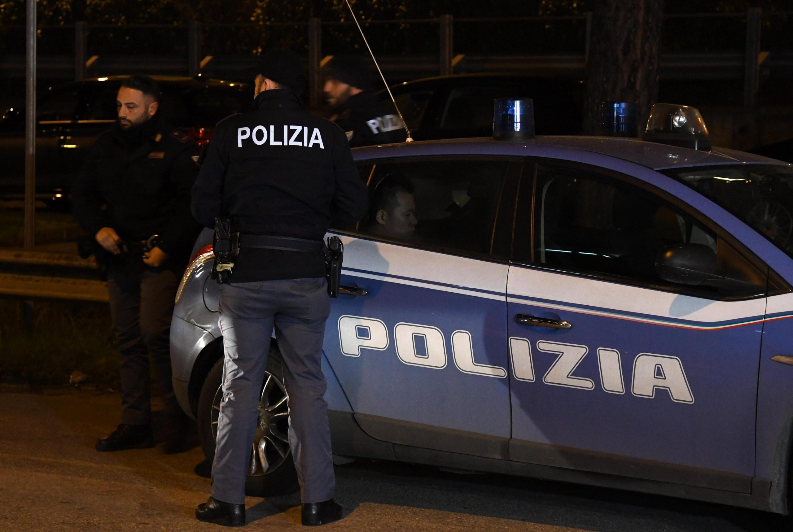 Roma. Un gruppo di donne rom picchia e rapina sulla metro A: vittima le insegue e le fa arrestare