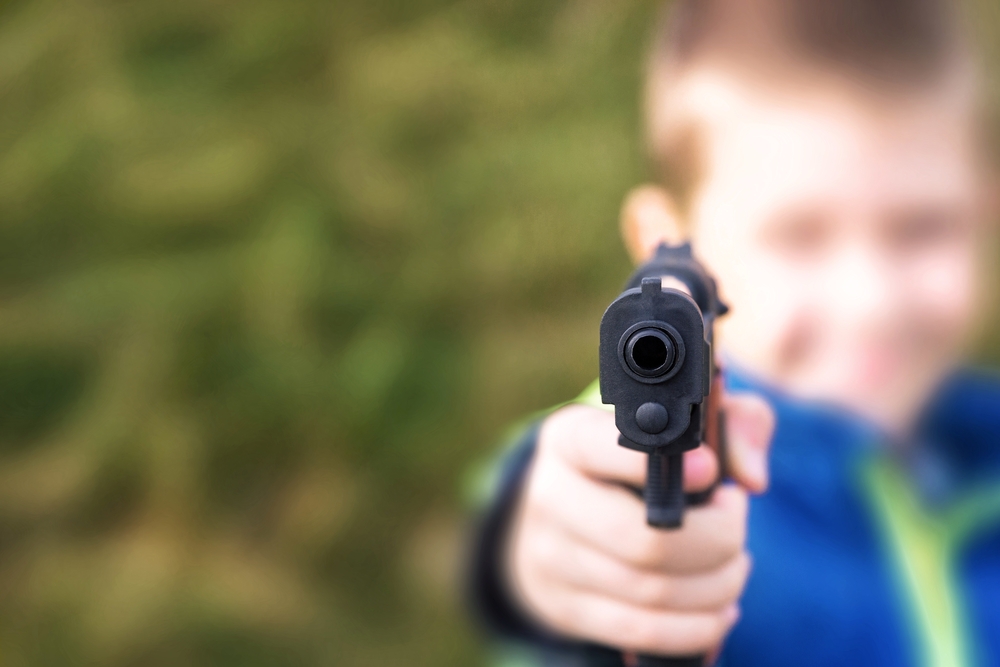 Prende una pistola convinto che sia un giocattolo e spara bambino uccide il fratellino di 2 anni