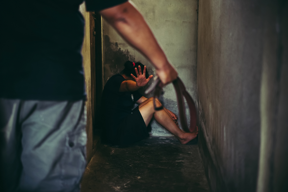 San Marzano sul Sarno: butta la moglie giù dalle scale e la minaccia di morte con un coltello