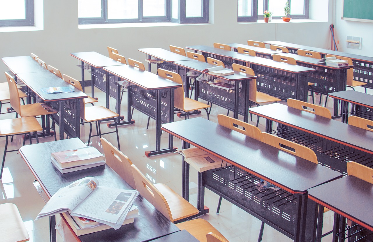 Niente pause per andare in bagno a scuola: così le ragazze col ciclo macchiano i pantaloni