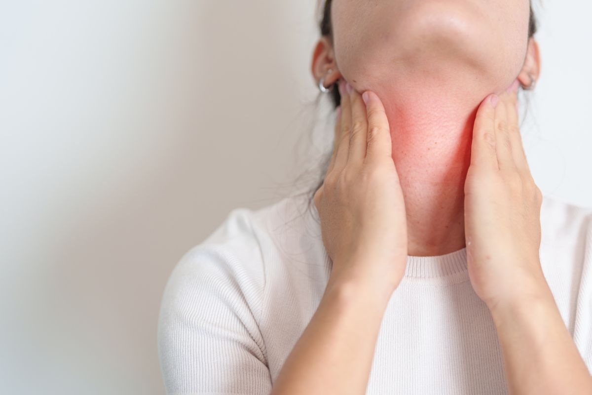 persona che si tocca il collo