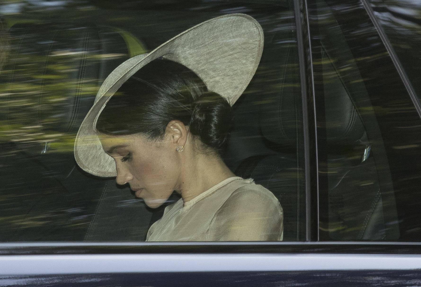 Meghan Markle: tra le regole, l’inchino a Kate Middleton e l’abito da lutto a portata di mano