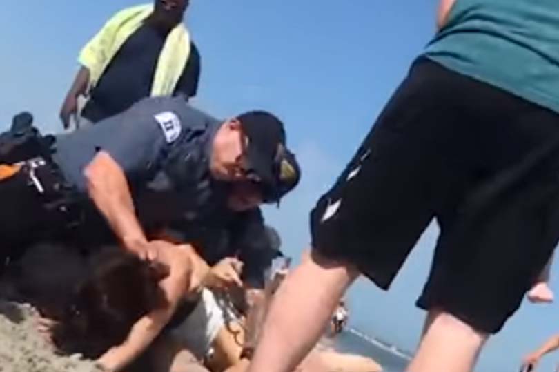Beve birra in spiaggia: presa a pugni dalla polizia prima dell’arresto