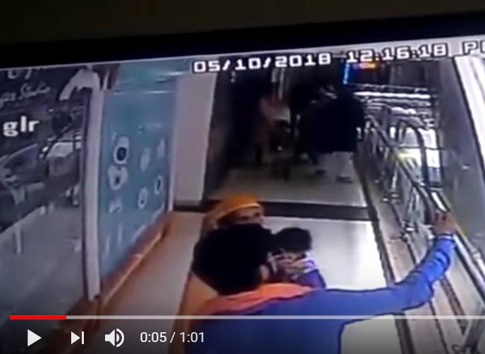 Bambina di 10 mesi precipita da scala mobile e muore per un selfie: il video shock