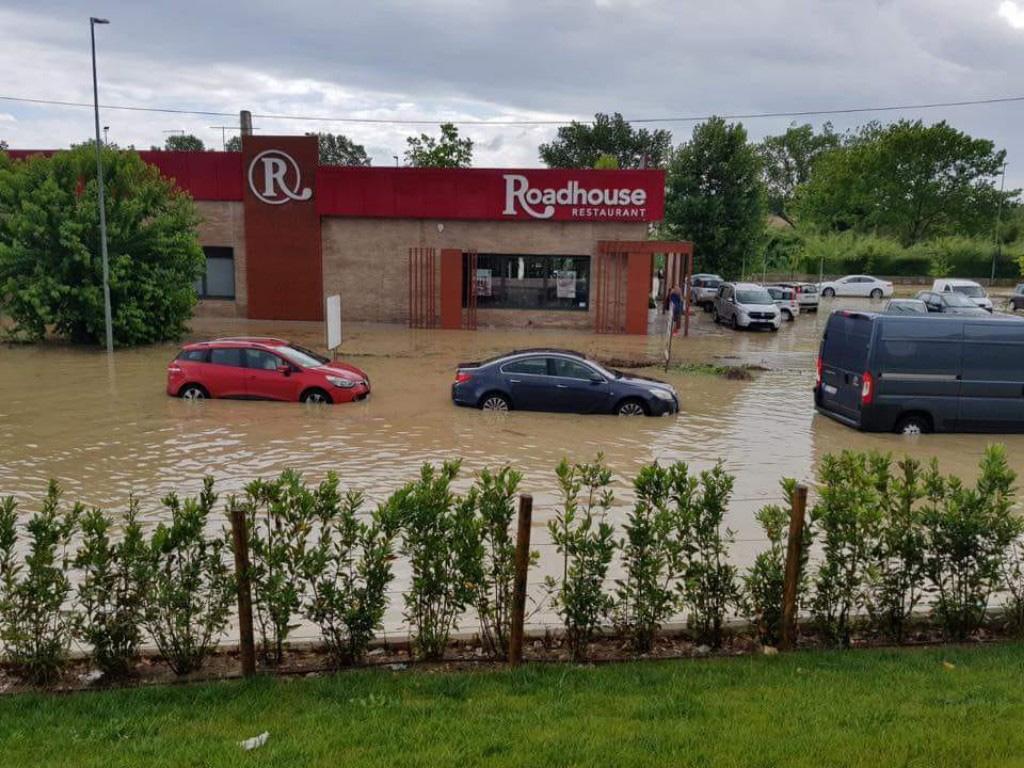 Maltempo: bomba d'acqua su Ancona, decine auto bloccate