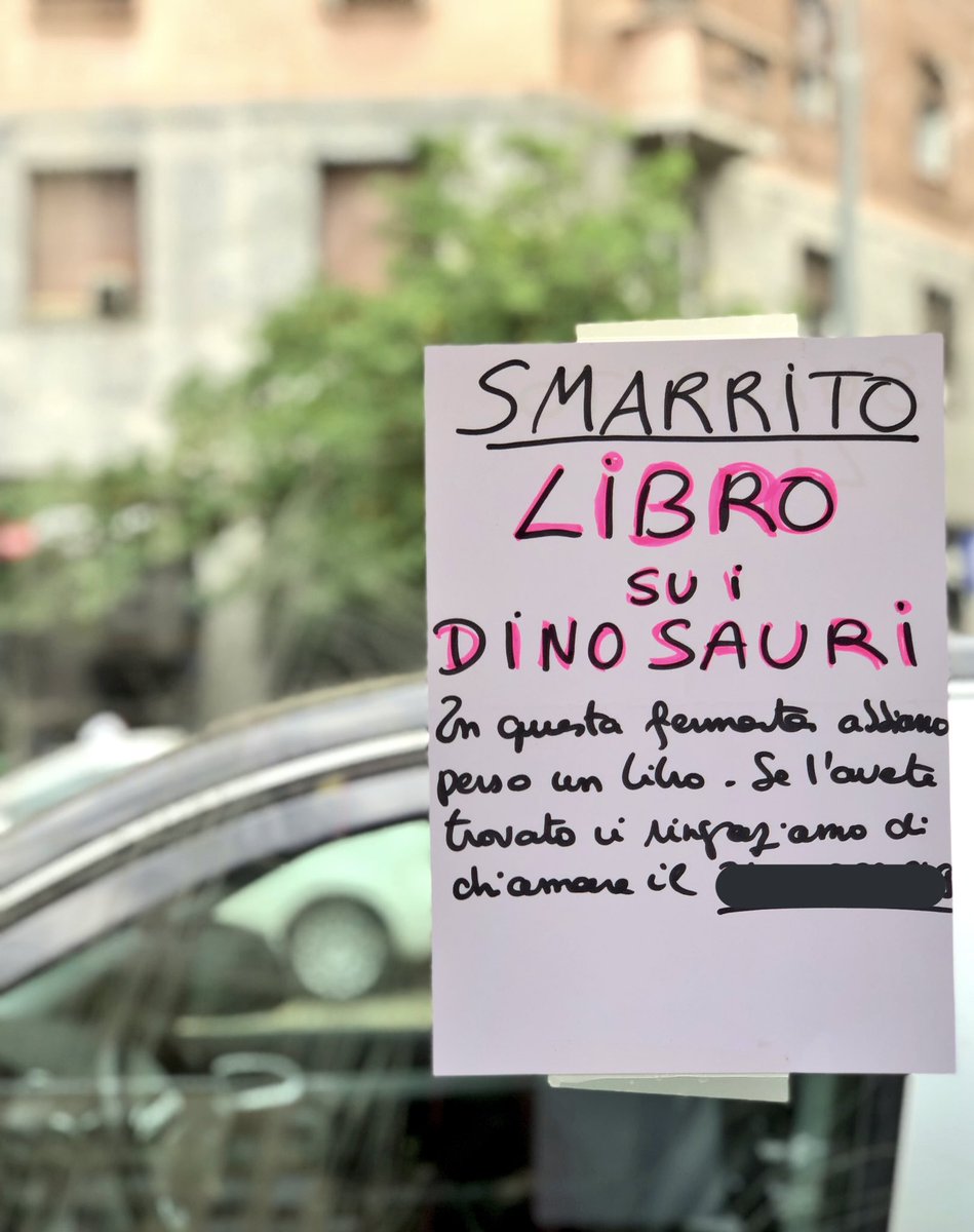 ‘Smarrito libro su i dinosauri’: l’appello comparso a una fermata del tram di Milano