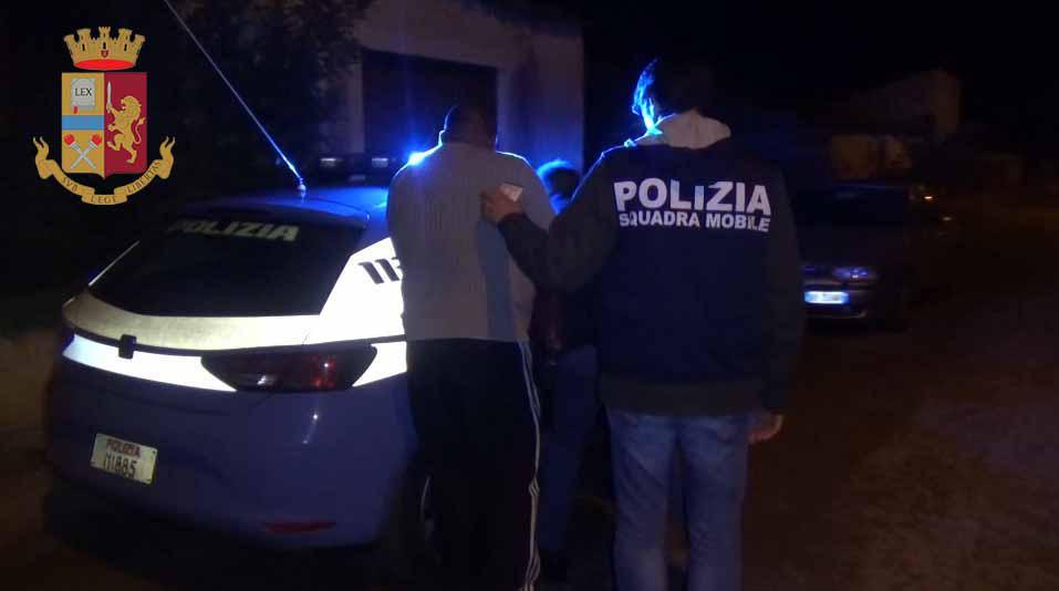 Ragusa, scoperta tratta di esseri umani: cibo scaduto, alloggi fatiscenti e minorenni costretti a prostituirsi