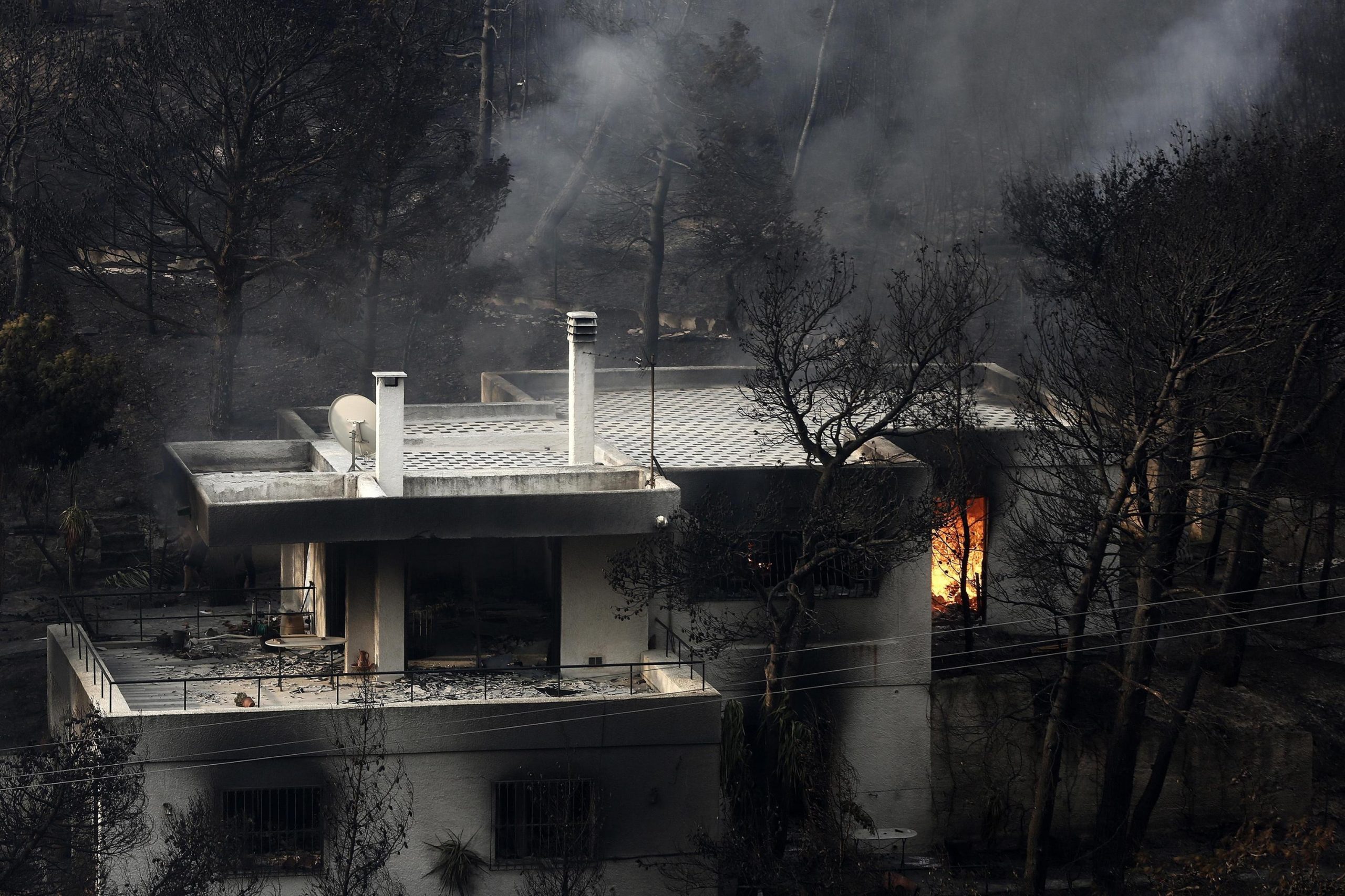 Incendio ad Atene, viaggio di nozze in fumo: sposa irlandese ricoverata, marito ancora disperso